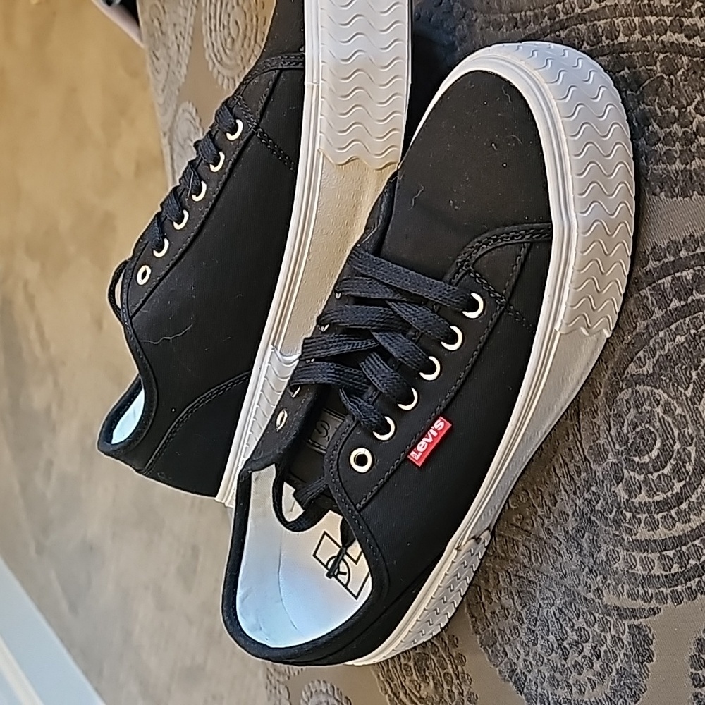 Levi's black & white platform Sneaker. Size 9.